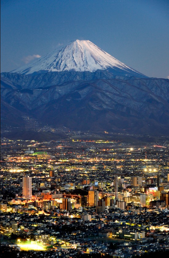 富士山と山梨の街並み