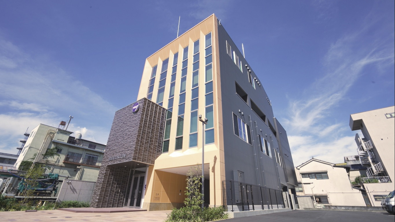 鶴田電気 株式会社 ロゴ